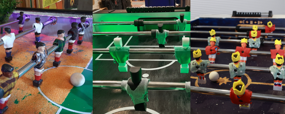 Das Bild zeigt drei nebeneinander angeordnete Tischfußballspiele. Jedes Spielfeld ist mit kleinen Figuren besetzt, die in verschiedenen Farben und Designs gestaltet sind.