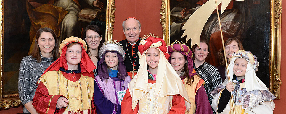 Sternsingergruppe mit Kardinal Schönborn. Foto: kathbild.at