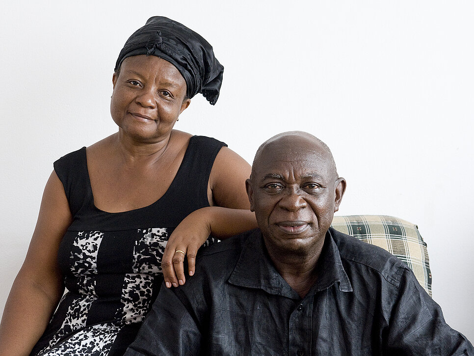 Hannah und Daniel Owusu-Koranteng sitzen