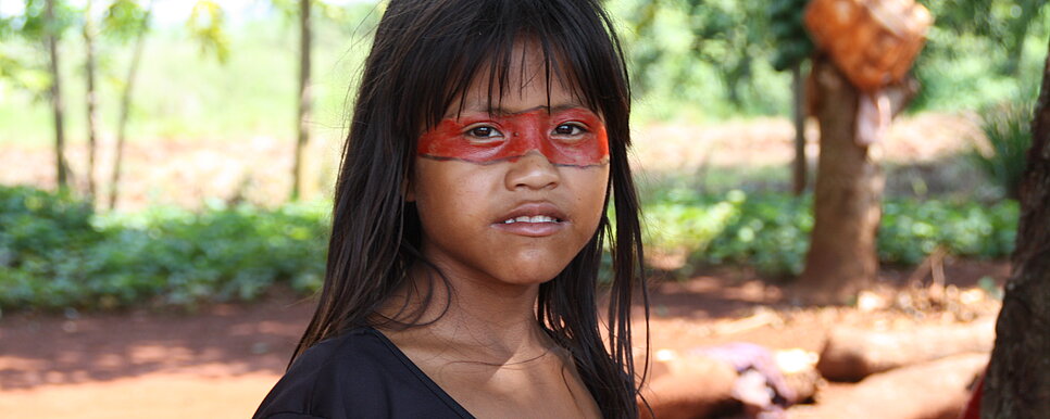 Hilfe zur Selbsthilfe Junge Frau mit Bemalung im Gesicht vom indigenen Volk der Guarani-Kaiowa aus Mato Grosso, Brasilien