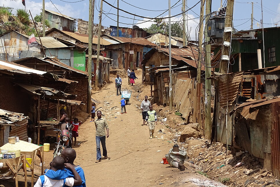 Ein Straßenzug eines Slums in Nairobi.