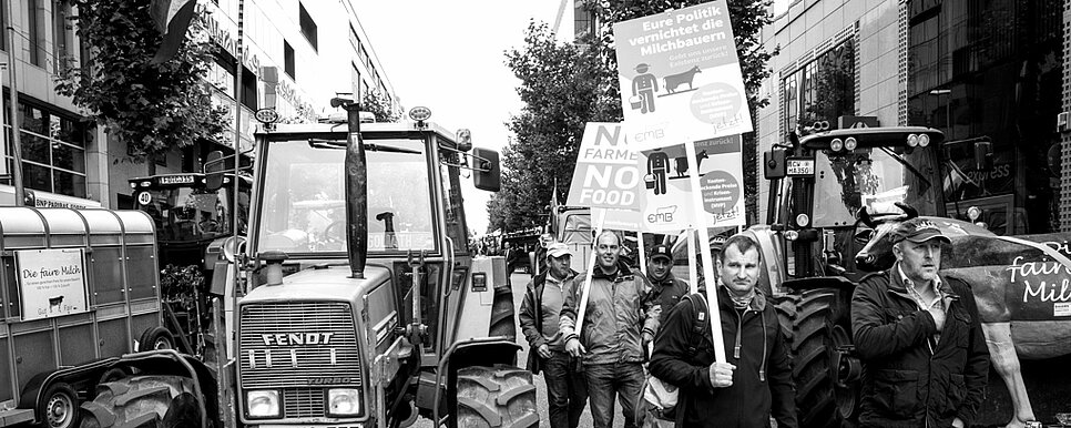Rechte von Kleinbauern und Kleinbäuerinnen, Foto: Krasnyi/Brikci-Nigassa Auf einer Straße befinden sich Traktoren und Männer, die mit Schildern demonstrieren