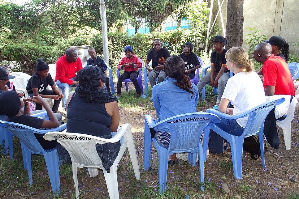 Eine Gruppe Jugendlicher in Nairobi sitzt im Kreis.