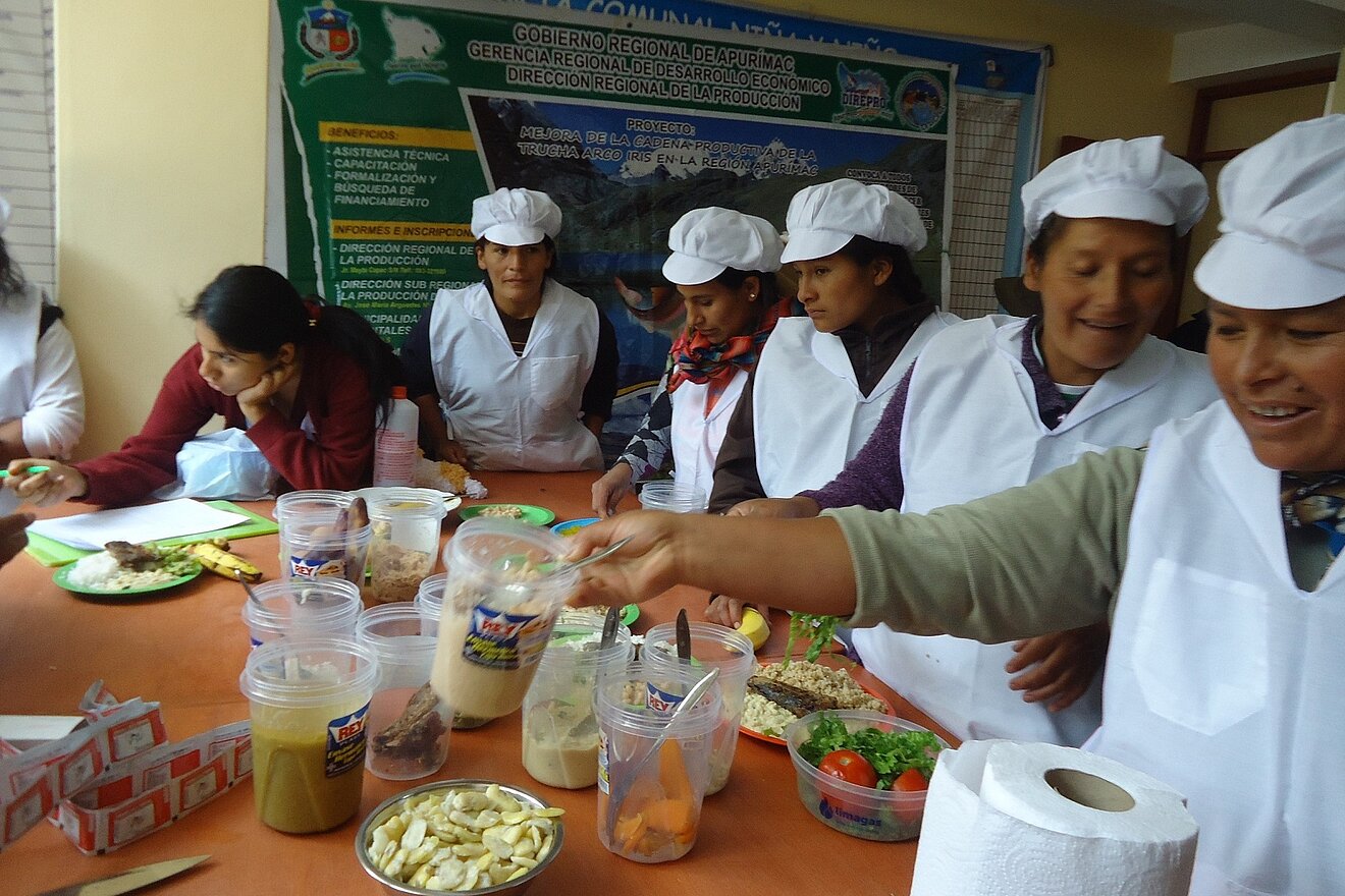 Workshop zum Thema ausgewogene Ernährung Frauen in weißen Kitteln stehen an einem Tisch von IDMA und lernen mehr über ausgewogenen Mahlzeiten.