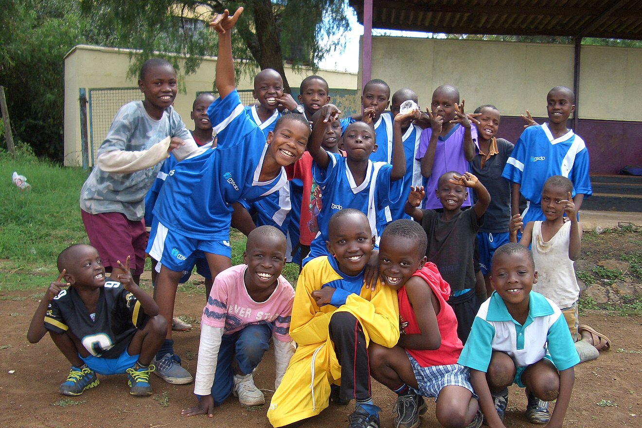 Sport als sinnvolle Freizeitbeschäftigung Foto: Pawelka Eine Gruppe Kinder posiert für die Kamera im Sportdress.