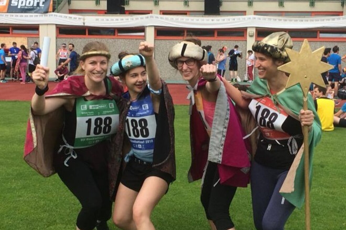 In Graz wird beim USI-Lauf in Sternsingewändern für Kinder in Kenia gesammelt. Vier Läufer/innen als Sternsinger/innen verkleidet posen für ein Gruppebfoto.