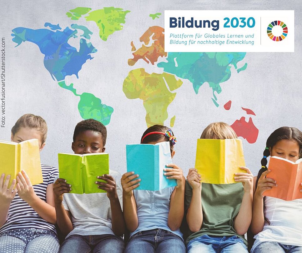 Fünf Kinder sitzen nebeneinander und lesen Bücher in verschiedenen Farben. Im Hintergrund ist eine bunte Weltkarte zu sehen.