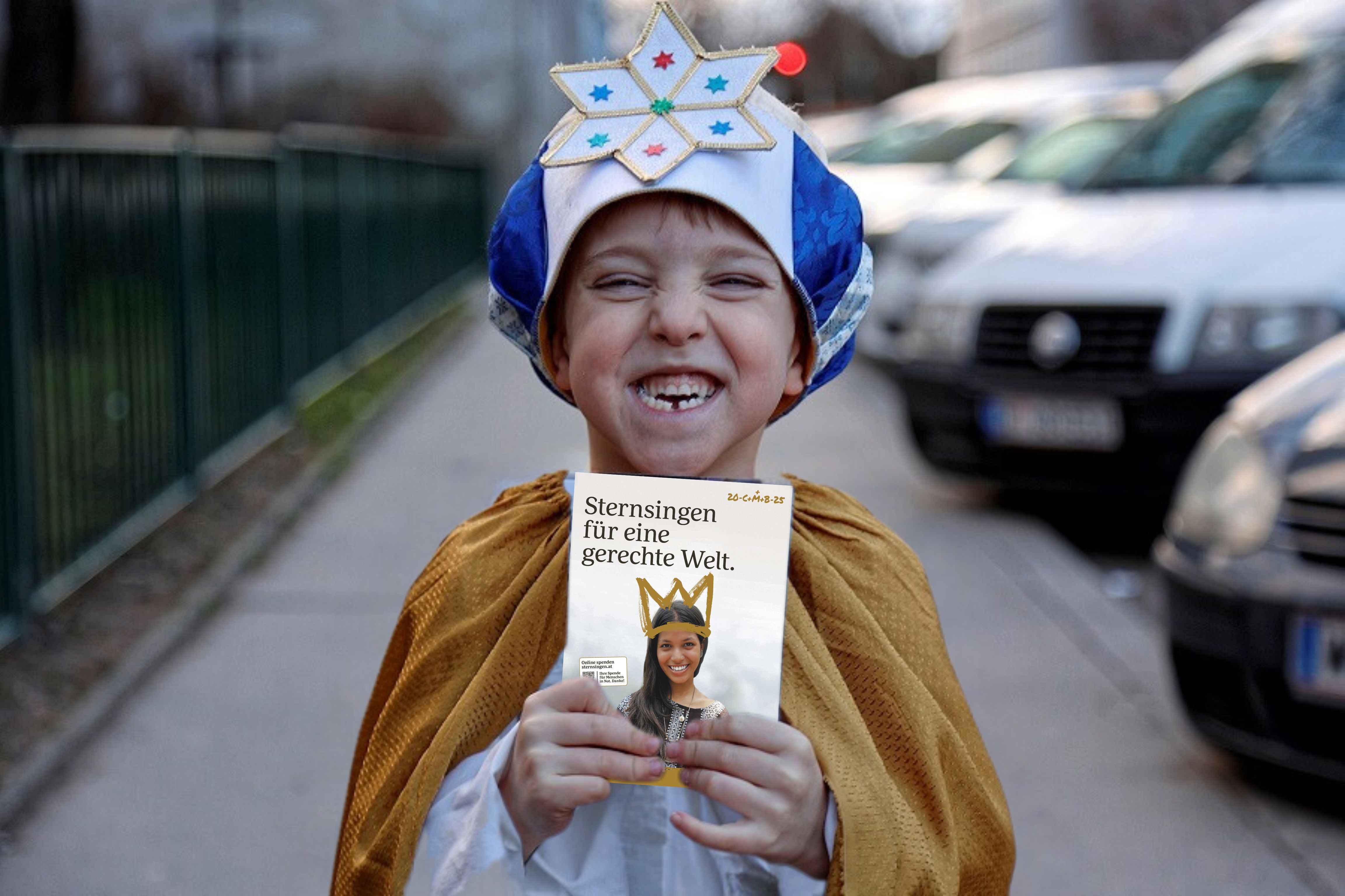 Ein Kind, in der Kleidung der heiligen drei Könige, lächelt in die Kamera und hält einen Flyer in der Hand.